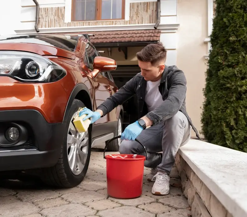Lavage auto à domicile Lamanère : professionnel intervenant sur un véhicule